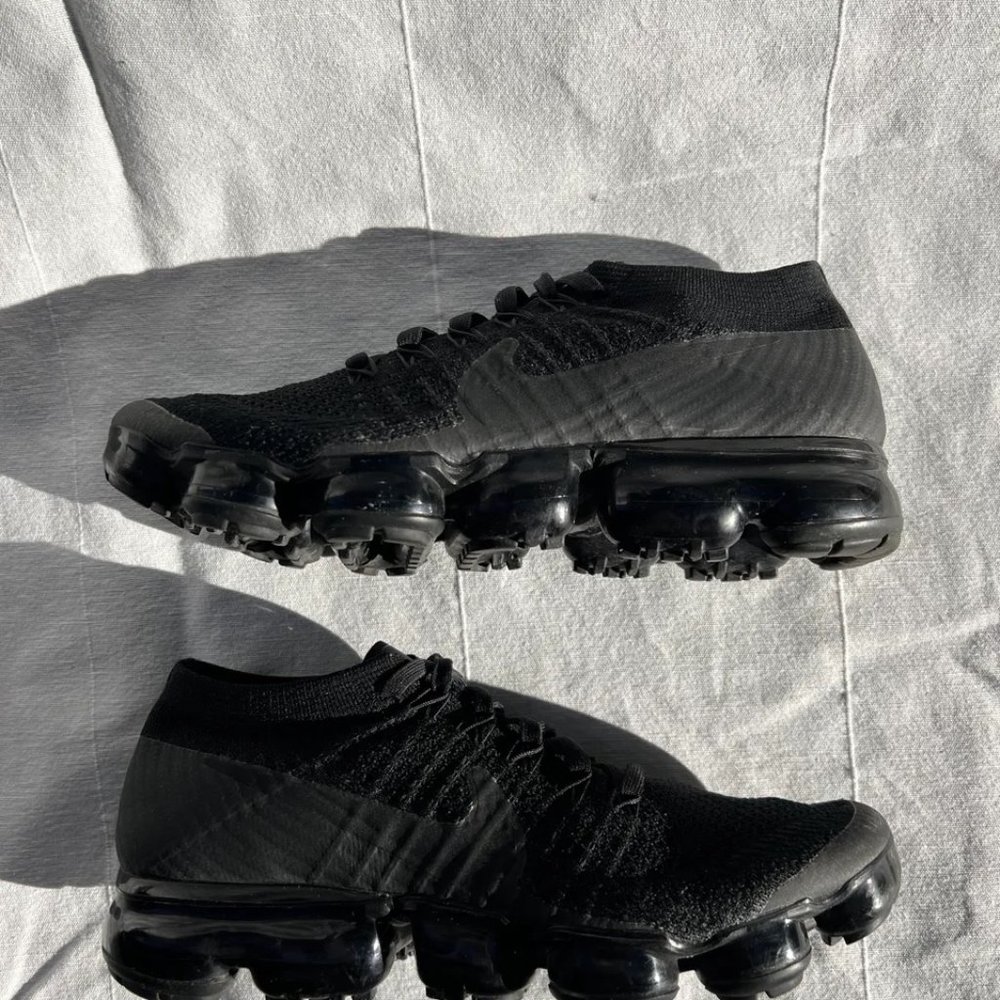 Nike  VAPORMAX FLYKNIT US 8 Black EUC